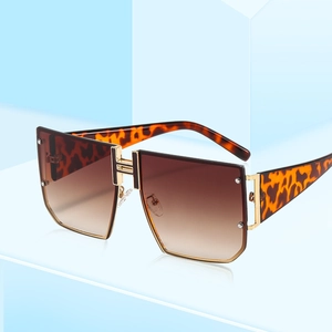 Chic oversized square sunglasses with H-logo metal bridge and leopard print arms