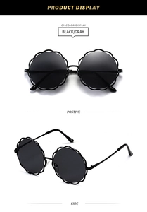 Vues frontale et latérale des lunettes de soleil en métal à fleurs avec verres gris