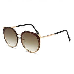 Cat eye oversized sunglasses with gold metal frame and gradient brown lenses