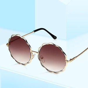 Lunettes de soleil festonnées en métal doré avec des verres dégradés marron chic