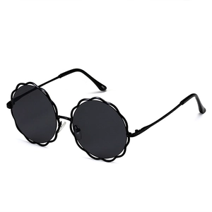 Lunettes de soleil rondes noires avec monture métallique à motifs fleurs festonnés