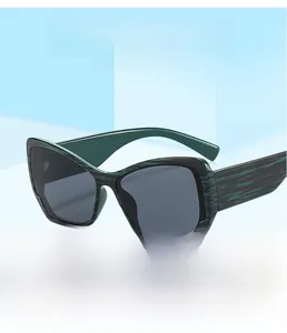 Détail de la monture de lunettes de soleil vert bois avec verres gris foncé