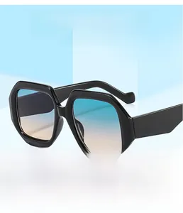 Dettaglio di montature nere irregolari con lenti sfumate blu e viola alla moda