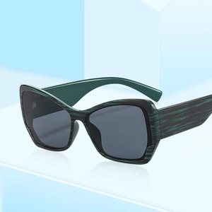 Lunettes de soleil papillon surdimensionnées avec texture grain de bois vert foncé et verres