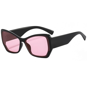 Lunettes de soleil papillon noires chic avec verres roses vus sous un angle de 45 deg