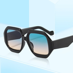 Occhiali da sole oversize irregolari con montatura nera e lenti colorate sfumate alla moda