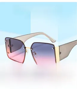 Détail de la branche en métal doré champagne et du verre dégradé violet-rose des lunettes