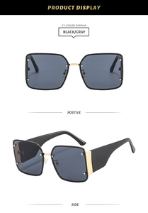 Vue détaillée de lunettes de soleil carrées noires avec pont doré et verres gris