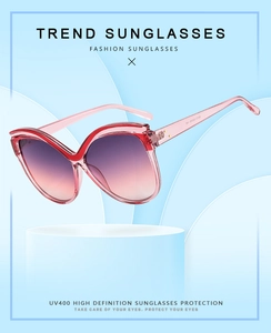Détail de lunettes de soleil papillon dégradé rose avec verres de protection UV400