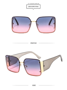 Détail de lunettes de soleil carrées en métal avec verres dégradés gris et rose