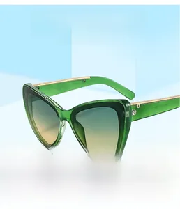 Détail de lunettes œil de chat vertes avec accents métalliques dorés et verres dégradés