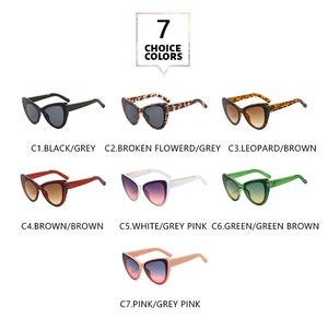 Détail de lunettes de soleil œil de chat en sept couleurs avec accents en métal doré