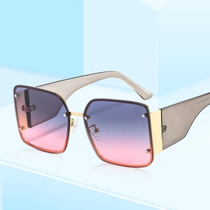 Lunettes de soleil carrées oversize avec verres dégradés violet-rose et monture dorée