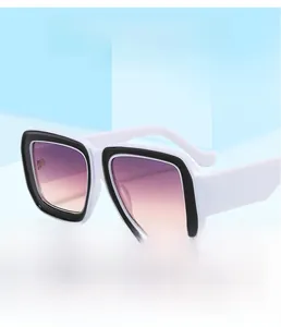 Détail de lunettes de soleil carrées blanches à bords noirs et verres dégradés violets