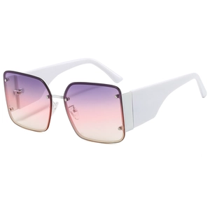 Lunettes de soleil carrées avec verres dégradés violet-rose et branches blanches mode