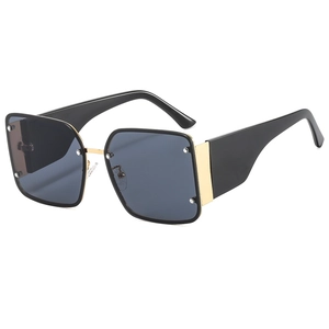 Lunettes de soleil carrées à monture métallique, verres gris foncé et détails dorés