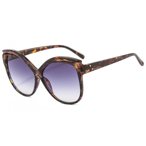 Lunettes de soleil papillon rétro monture écaille avec des verres dégradés violets