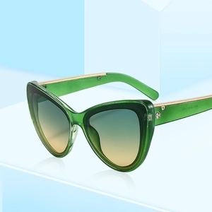 Lunettes de soleil œil-de-chat oversize pour femmes avec monture verte et verres dégradés