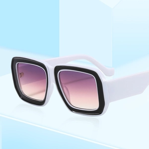 Lunettes de soleil carrées à monture blanche et bord noir avec verres dégradés chic