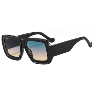 Lunettes de soleil carrées tendance avec monture noire et verres dégradés rétro