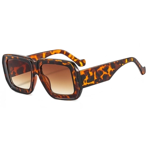 Lunettes de soleil carrées en écaille avec verres dégradés marron et monture large