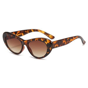 Lunettes de soleil œil-de-chat rétro avec monture écaille et verres dégradés bruns