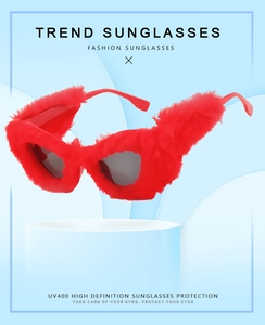 Detalle de gafas de sol cat eye de felpa roja con protección UV400 y lentes HD