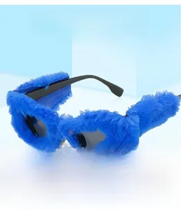 Detalle de gafas de sol cat-eye con montura de piel sintética azul y lentes negras de moda