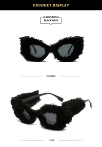 Detalle de gafas de sol cat-eye de felpa negra con lentes grises y múltiples ángulos