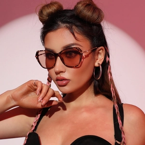 Fashion Cat Eye Sunglasses For Women UV400 Protection Oversized Retro Frame With Rhinestone Hollow Out Metal Temples