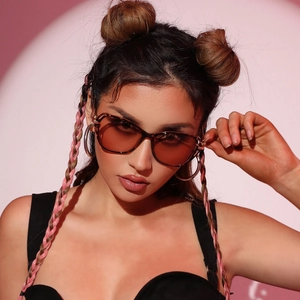 Retro cat-eye hollow sunglasses with diamond inlay and tortoiseshell frames for women