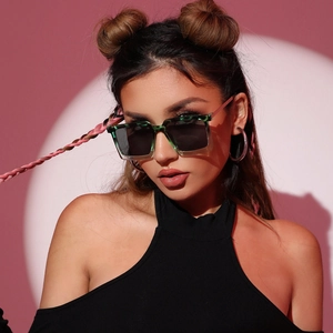 Modische Oversize Quadrat-Sonnenbrille mit grünem Tiger-Muster Rahmen auf einem Modell