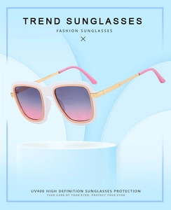 Detail of square sunglasses with pink frames, gradient lenses and gold metal temples