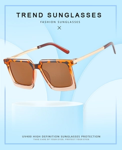 Details einer quadratischen Schildpatt-Sonnenbrille mit goldenen Metallbügeln und UV400-Schutz