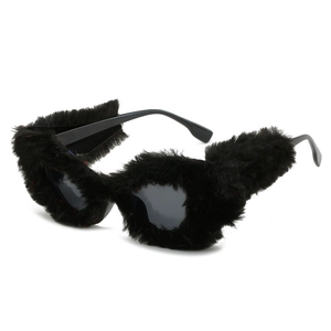 Schwarze Pelz-Sonnenbrille im Cat-Eye-Design mit Plüschtextur und dunklen Gläsern für Damen
