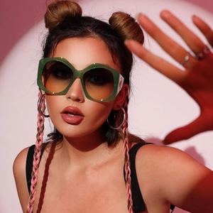 Lunettes de soleil polygonales oversize avec monture vert foncé et verres dégradés