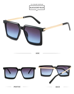 Drei Ansichten einer quadratischen schwarzen Sonnenbrille mit goldfarbenen Metallbügeln