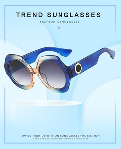Vue détaillée de lunettes de soleil rondes avec verres UV400 et détails dorés