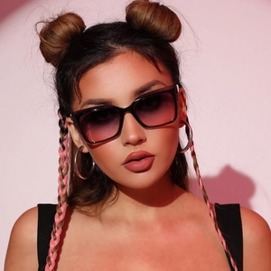 Lunettes de soleil carrées oversize tendance avec monture noire et verres dégradés rose