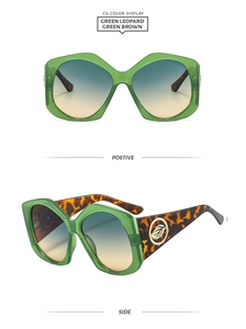 Détails de lunettes de soleil géométriques vertes avec branches léopard et décor feuille