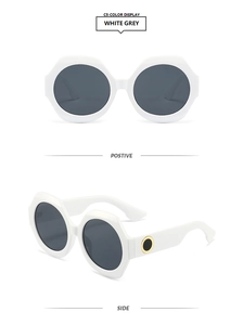 Détail de lunettes de soleil blanches avec verres gris et accents dorés sur les branches