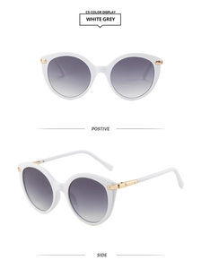 Occhiali da sole cat-eye bianchi con cerniere dorate e lenti grigie sfumate in dettaglio