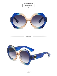 Vue détaillée de lunettes géométriques avec dégradé bleu et orange et accents dorés