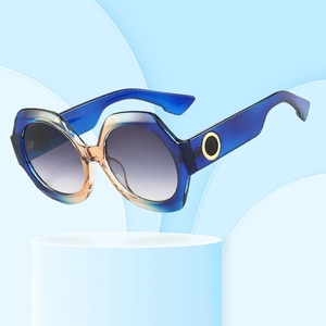 Lunettes de soleil rondes oversize avec monture dégradée bleu-orange et détails dorés