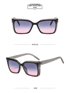 Détail de lunettes de soleil carrées bicolores avec verres dégradés violets et gris