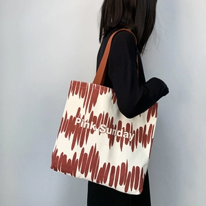 Dettaglio della borsa tote in tela con stampa Pink Sunday e tracolla marrone scuro