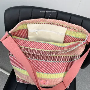 Detail der bunten gewebten Tasche mit innerer Reißverschlusstasche und Herz-Etikett