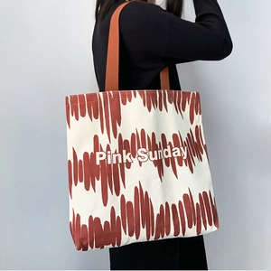 Dettaglio della borsa tote Pink Sunday con tracolla spessa e motivo a pennellata rossa
