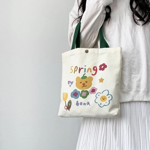 Borsa tote in tela beige con illustrazione di orsetto e manici verdi per donne
