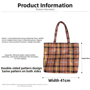 Détail du grand sac cabas en toile à carreaux orange avec fermeture éclair et tissu robuste